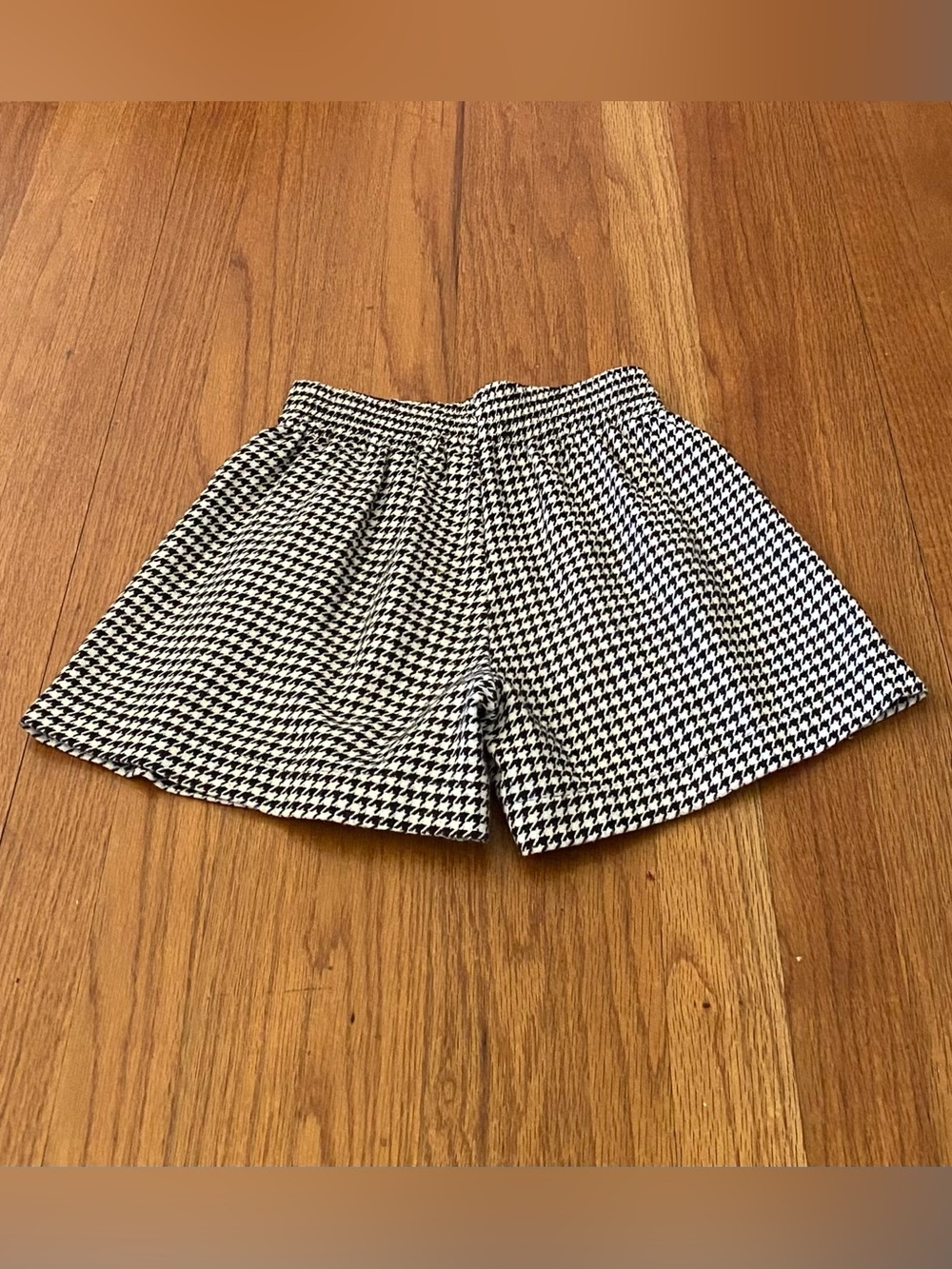 MonnaLisa Italy Black and White Houndstooth Pleated Shorts With Gold Trim - Picture 4 of 7